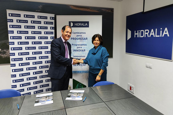 The representatives of Hidralia and Autismo Cádiz after the signing of the agreement.
